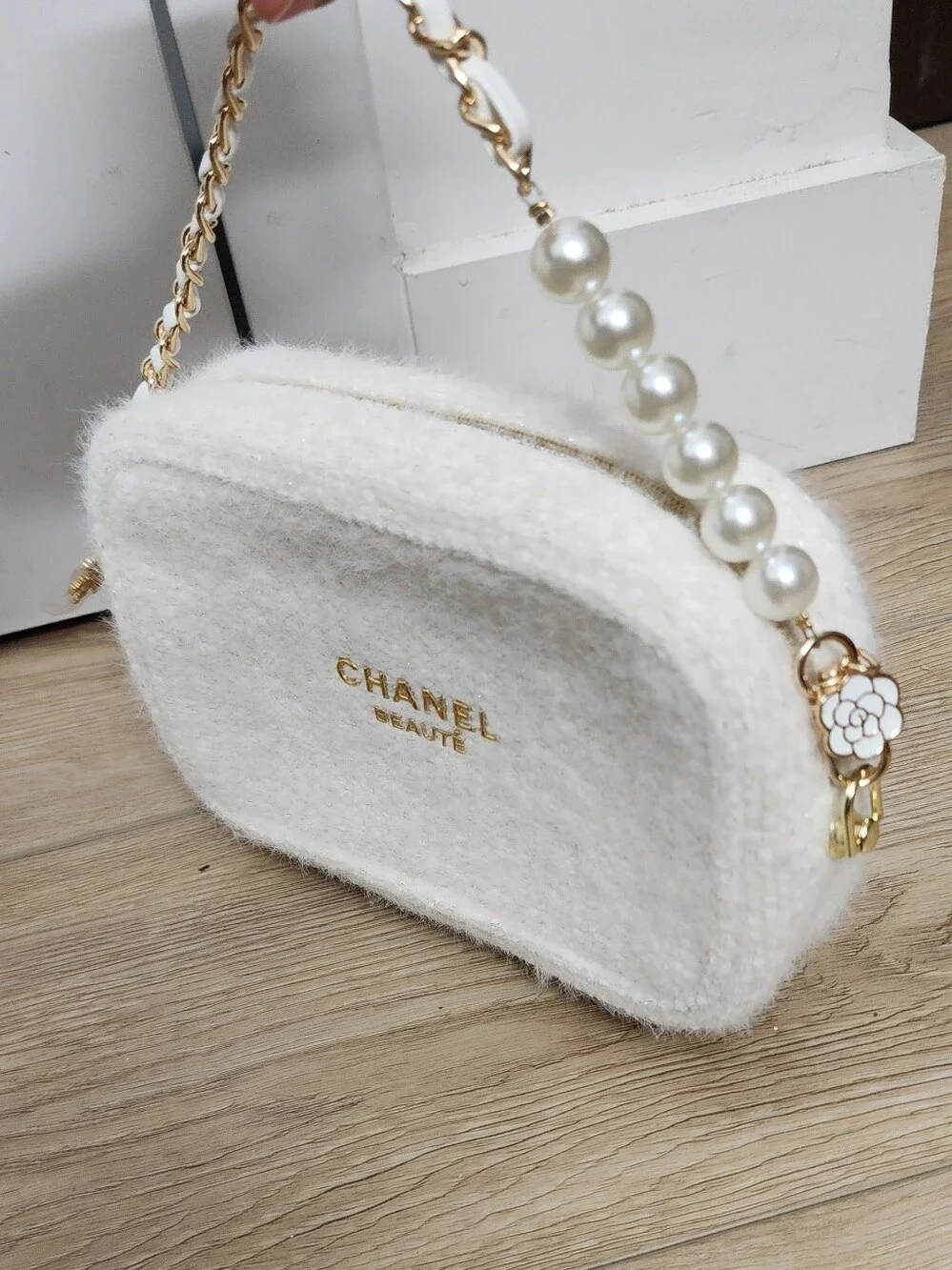 CHANEL White/Cream Tweed Pearl-Embellished Shoulder Bag